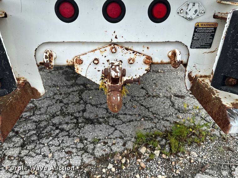 image for item EA4935 2001 International 4700 bucket truck