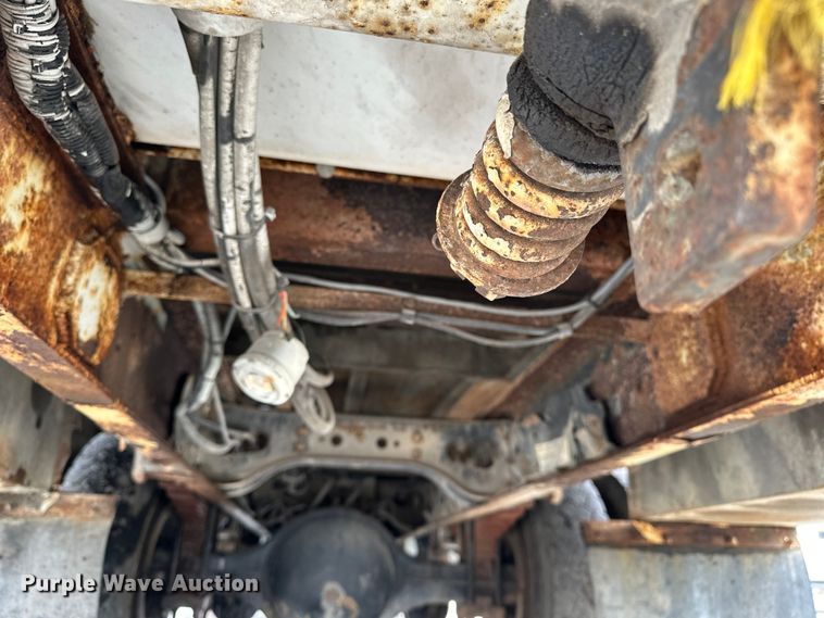 image for item EA4935 2001 International 4700 bucket truck