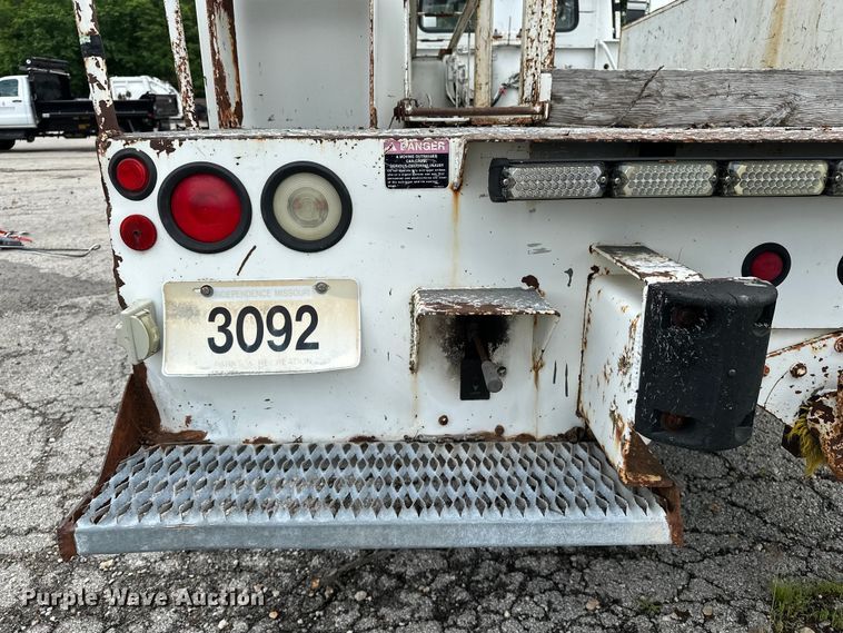 image for item EA4935 2001 International 4700 bucket truck