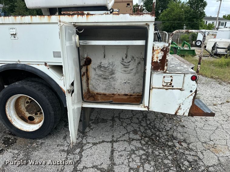 image for item EA4935 2001 International 4700 bucket truck