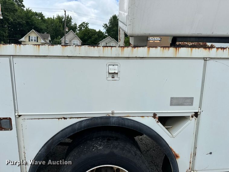 image for item EA4935 2001 International 4700 bucket truck