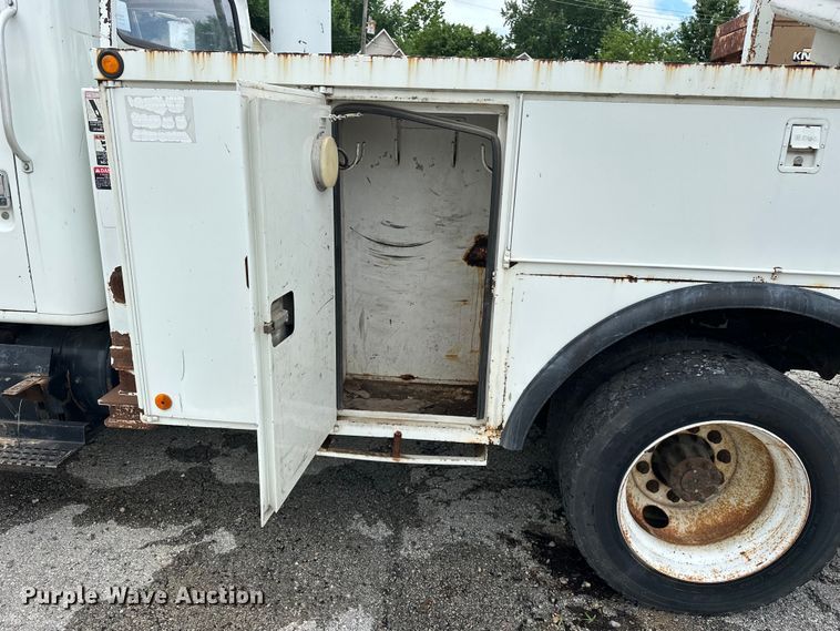 image for item EA4935 2001 International 4700 bucket truck