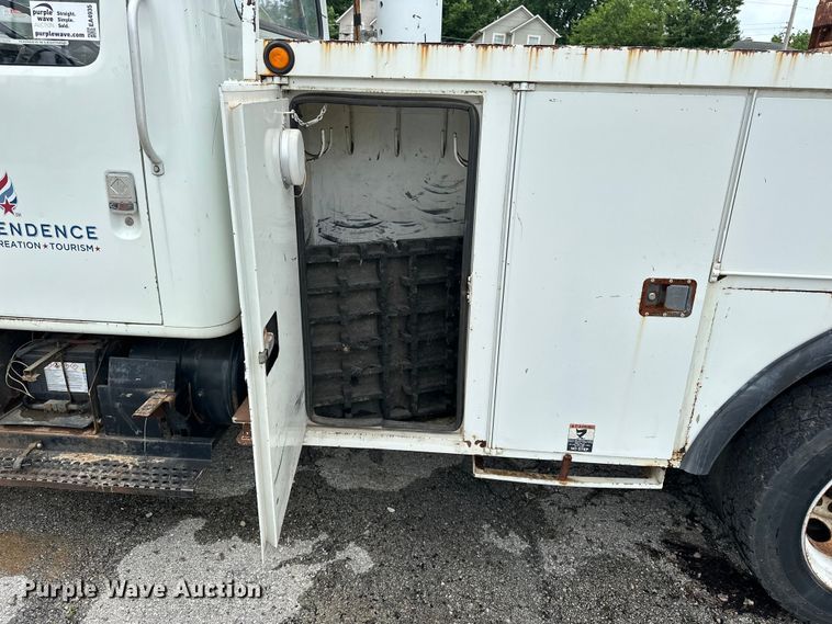 image for item EA4935 2001 International 4700 bucket truck
