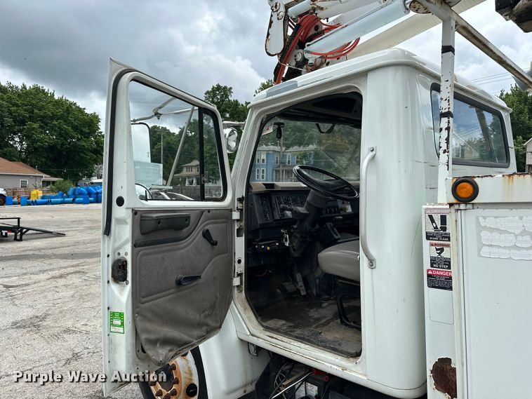 image for item EA4935 2001 International 4700 bucket truck