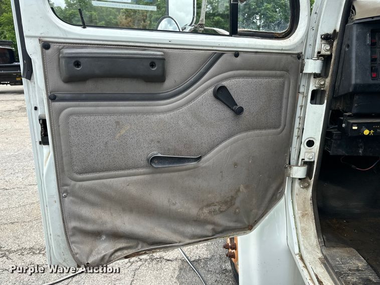 image for item EA4935 2001 International 4700 bucket truck