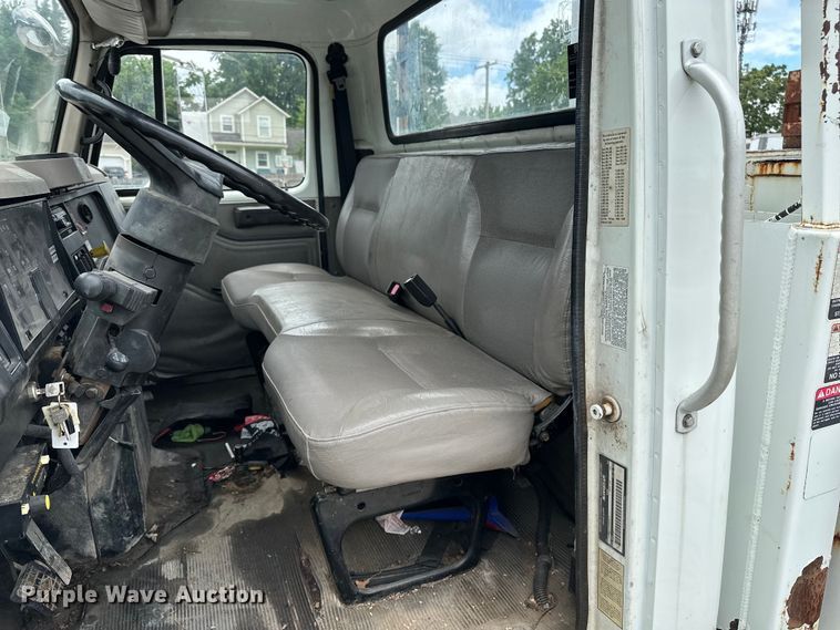 image for item EA4935 2001 International 4700 bucket truck