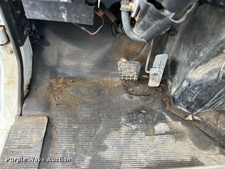 image for item EA4935 2001 International 4700 bucket truck