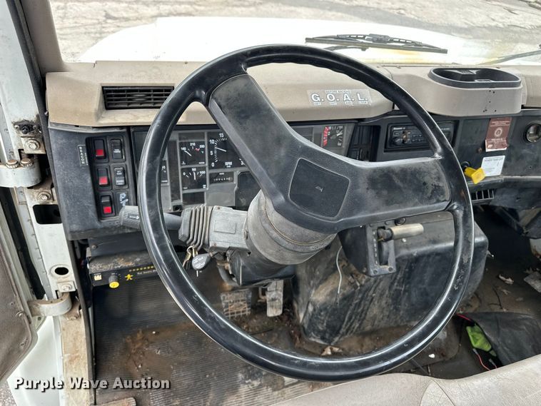 image for item EA4935 2001 International 4700 bucket truck