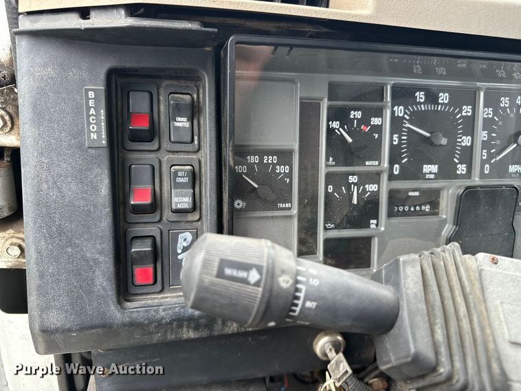 image for item EA4935 2001 International 4700 bucket truck