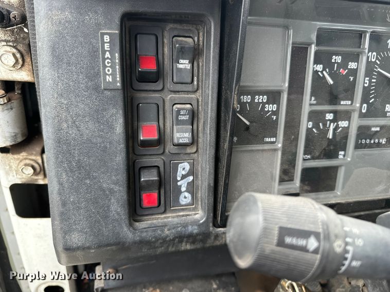 image for item EA4935 2001 International 4700 bucket truck