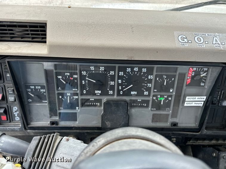 image for item EA4935 2001 International 4700 bucket truck