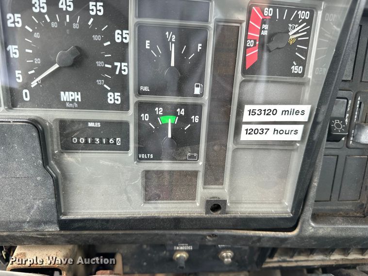 image for item EA4935 2001 International 4700 bucket truck