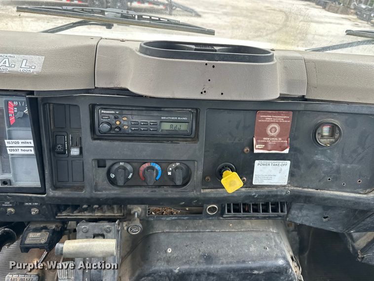 image for item EA4935 2001 International 4700 bucket truck