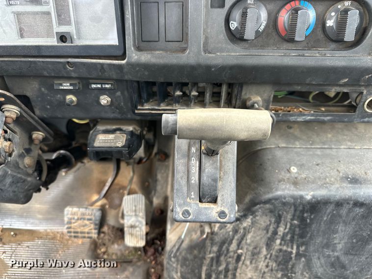 image for item EA4935 2001 International 4700 bucket truck