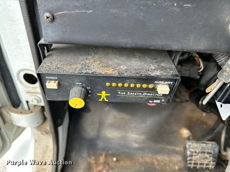 image for item EA4935 2001 International 4700 bucket truck