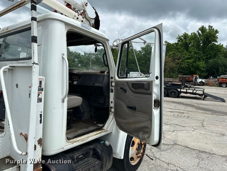 image for item EA4935 2001 International 4700 bucket truck