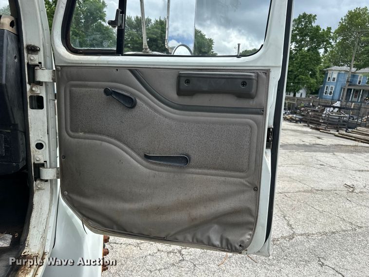 image for item EA4935 2001 International 4700 bucket truck