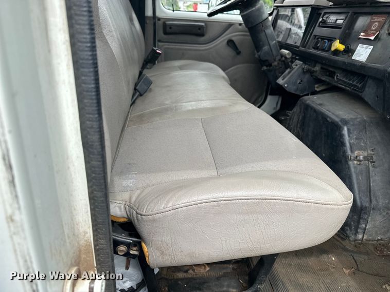 image for item EA4935 2001 International 4700 bucket truck