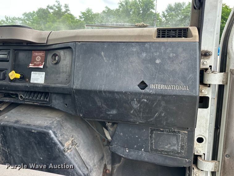 image for item EA4935 2001 International 4700 bucket truck