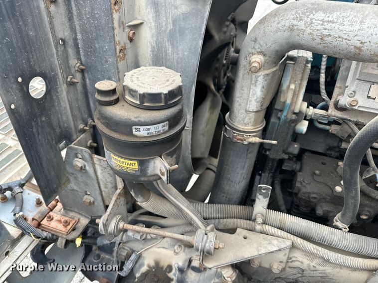 image for item EA4935 2001 International 4700 bucket truck