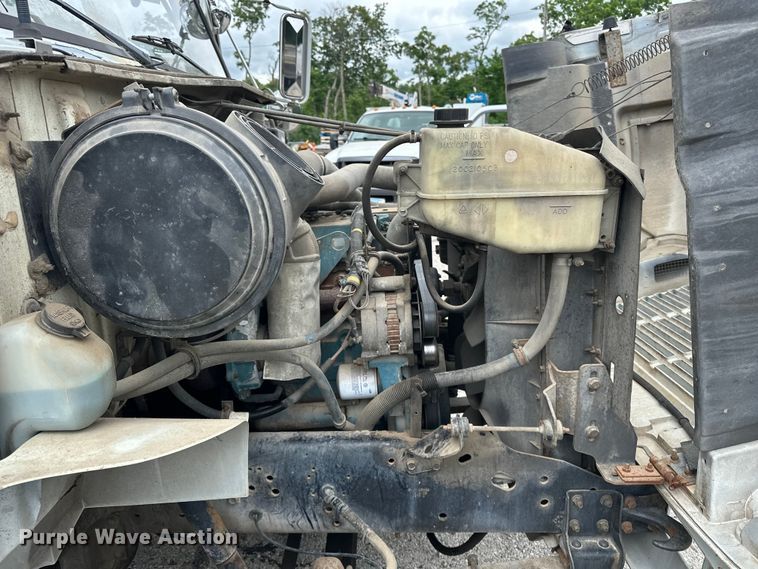 image for item EA4935 2001 International 4700 bucket truck