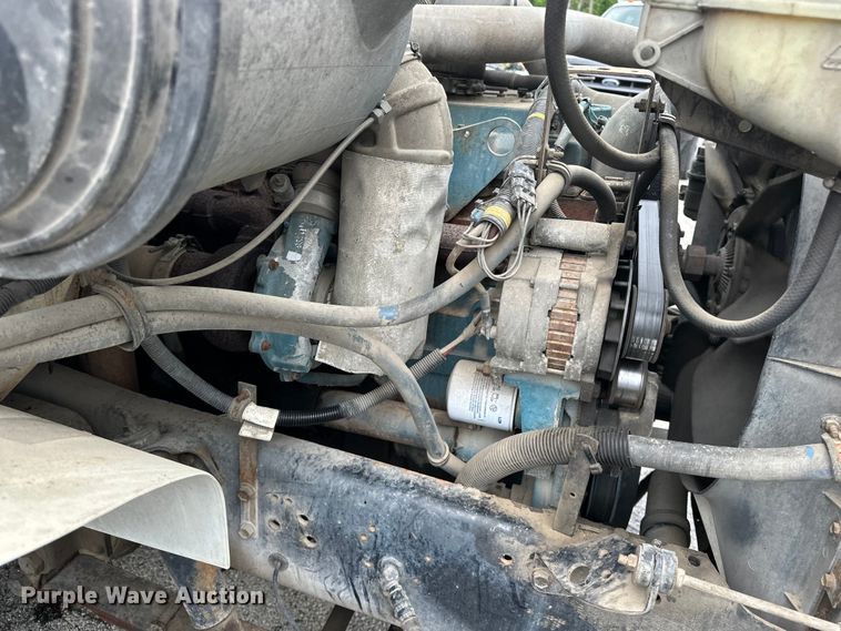 image for item EA4935 2001 International 4700 bucket truck