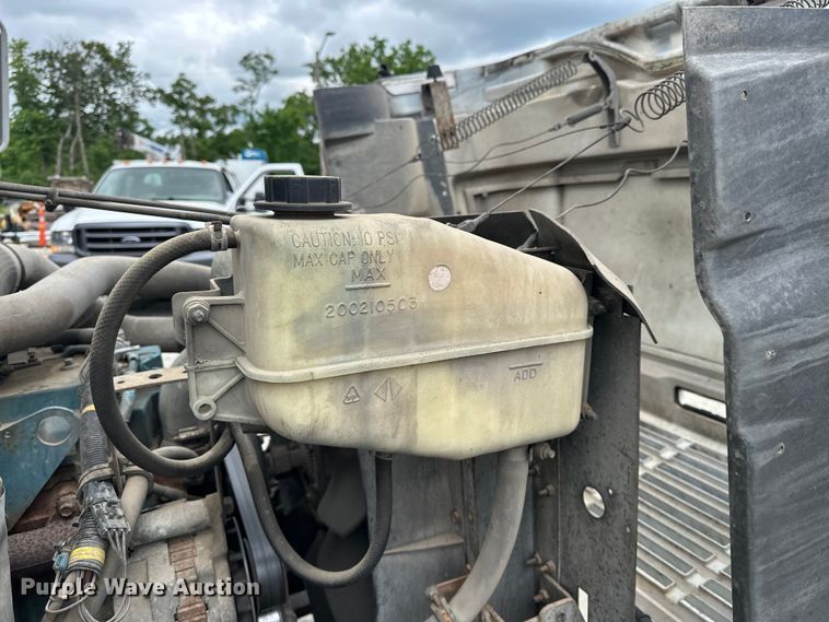 image for item EA4935 2001 International 4700 bucket truck