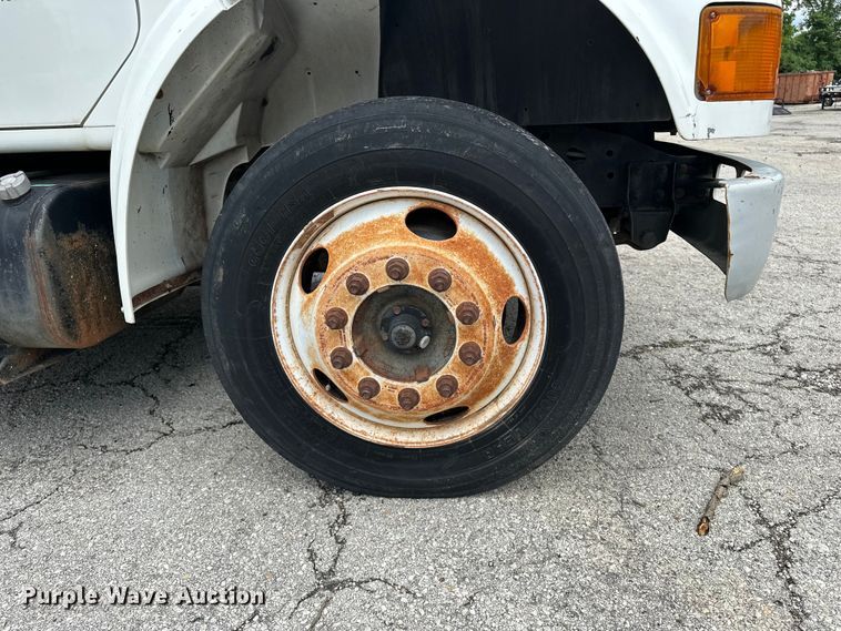 image for item EA4935 2001 International 4700 bucket truck