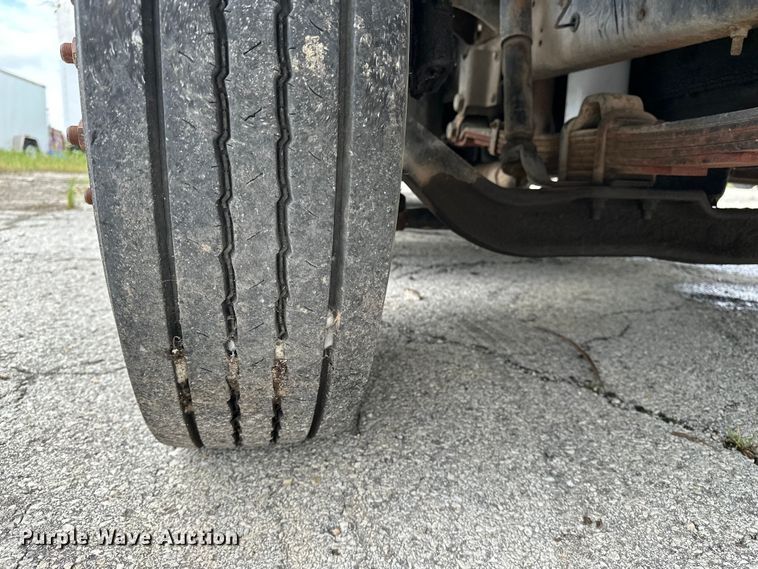 image for item EA4935 2001 International 4700 bucket truck