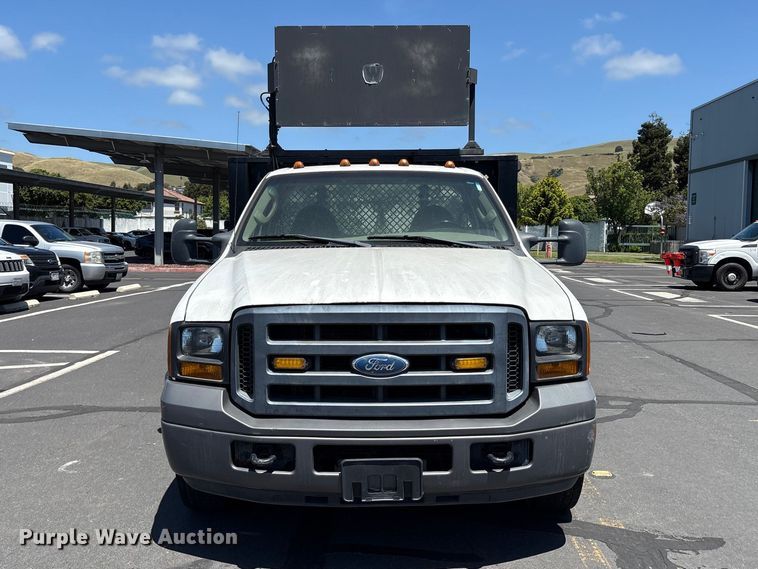 image for item EC8343 2006 Ford F350 Super Duty flatbed pickup truck