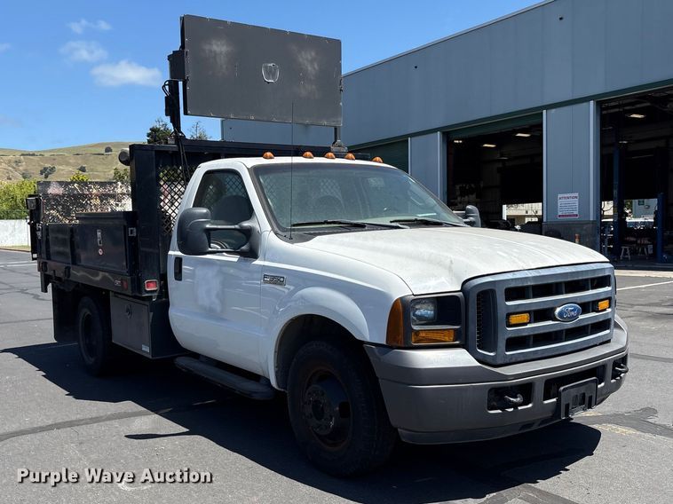 image for item EC8343 2006 Ford F350 Super Duty flatbed pickup truck