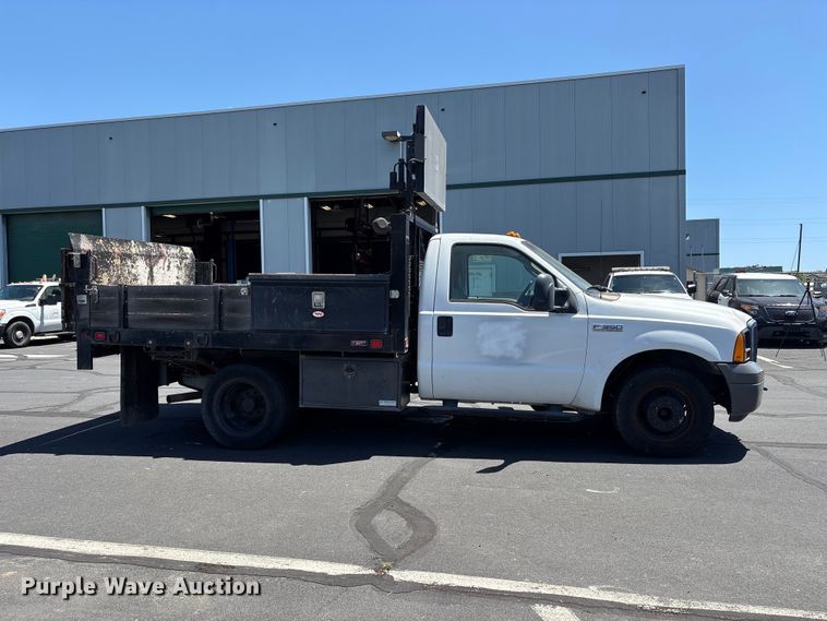 image for item EC8343 2006 Ford F350 Super Duty flatbed pickup truck