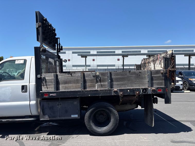 image for item EC8343 2006 Ford F350 Super Duty flatbed pickup truck