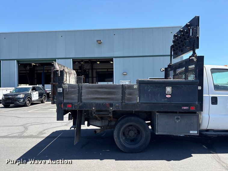 image for item EC8343 2006 Ford F350 Super Duty flatbed pickup truck
