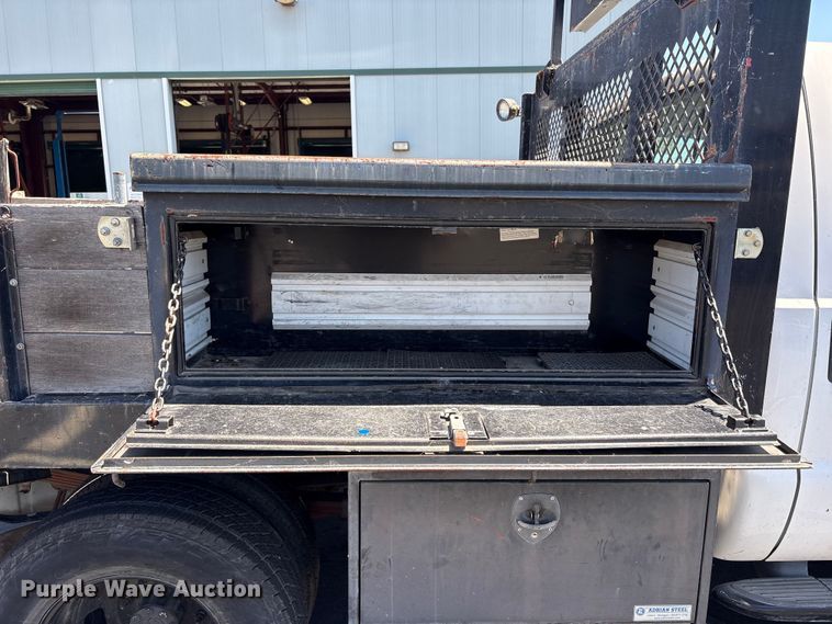 image for item EC8343 2006 Ford F350 Super Duty flatbed pickup truck