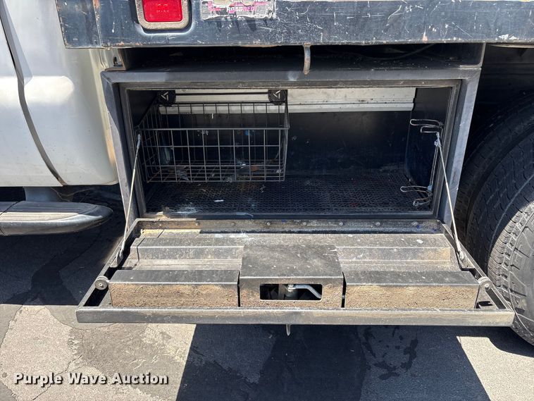 image for item EC8343 2006 Ford F350 Super Duty flatbed pickup truck