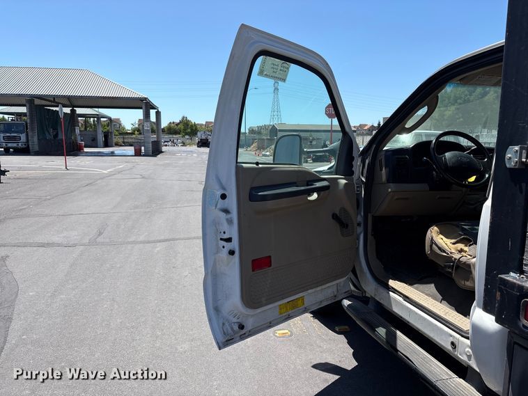 image for item EC8343 2006 Ford F350 Super Duty flatbed pickup truck