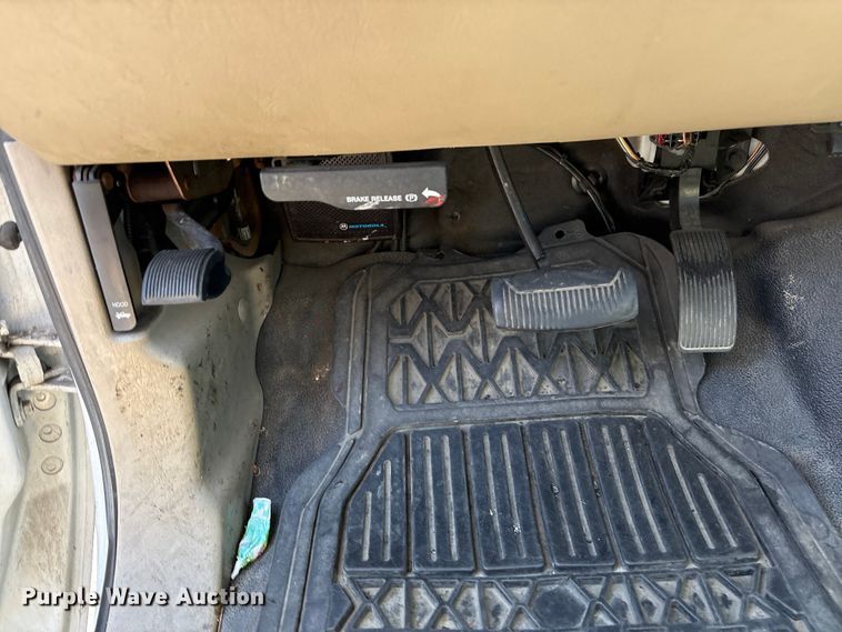 image for item EC8343 2006 Ford F350 Super Duty flatbed pickup truck