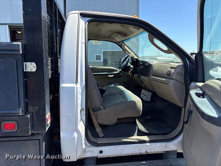 image for item EC8343 2006 Ford F350 Super Duty flatbed pickup truck