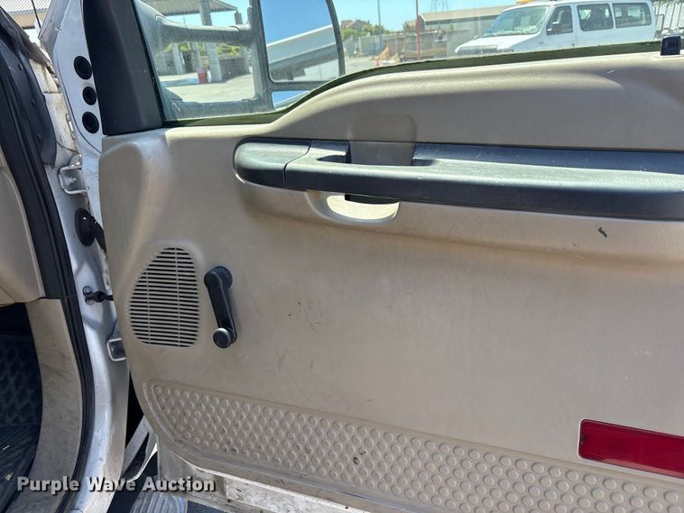 image for item EC8343 2006 Ford F350 Super Duty flatbed pickup truck