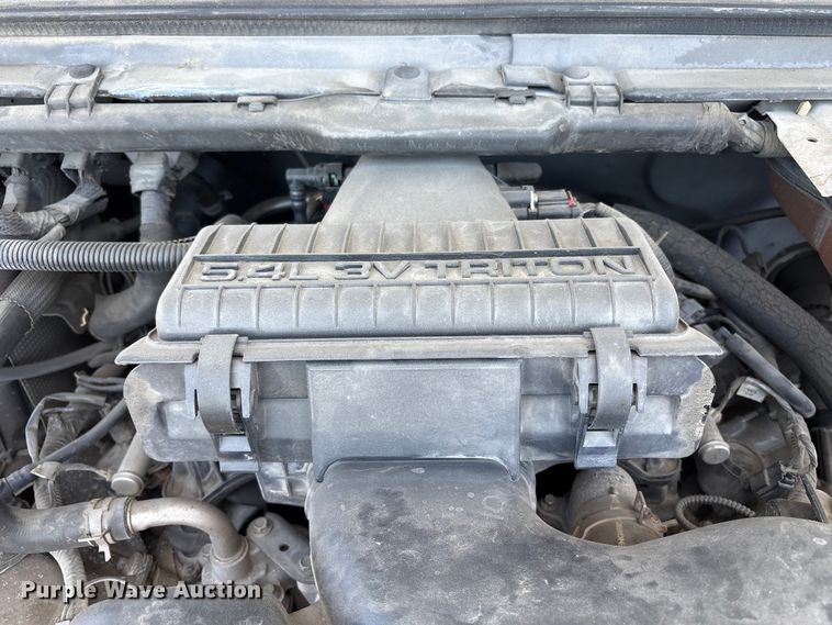 image for item EC8343 2006 Ford F350 Super Duty flatbed pickup truck