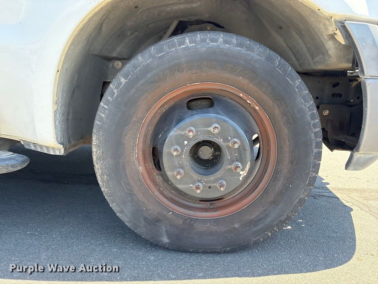 image for item EC8343 2006 Ford F350 Super Duty flatbed pickup truck