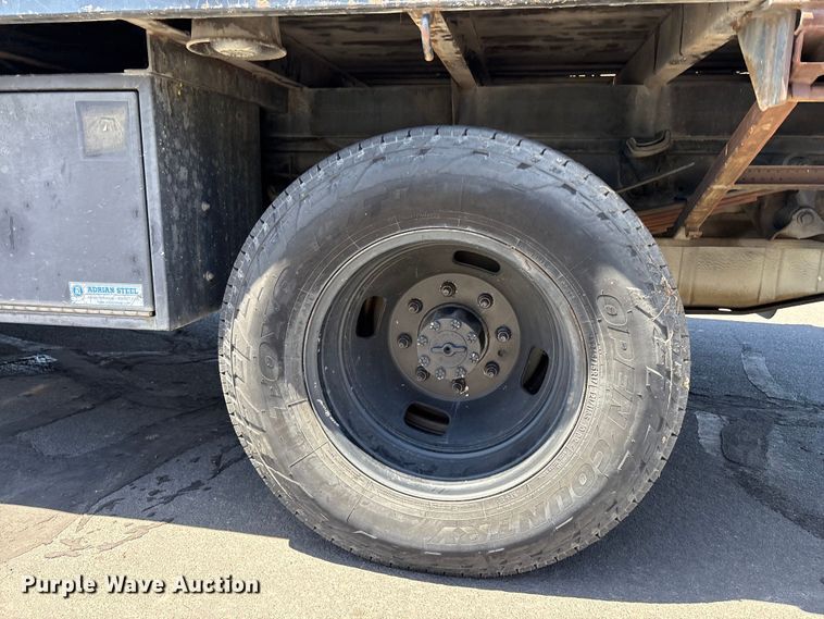 image for item EC8343 2006 Ford F350 Super Duty flatbed pickup truck
