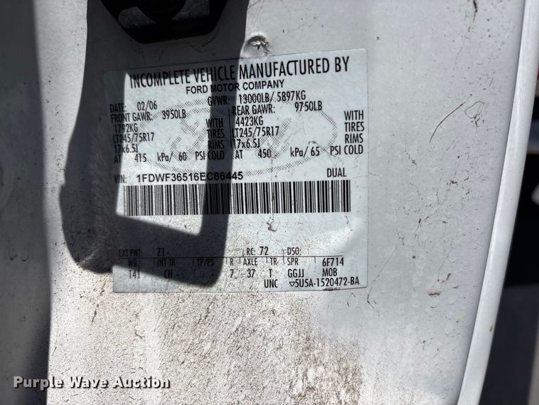 image for item EC8343 2006 Ford F350 Super Duty flatbed pickup truck