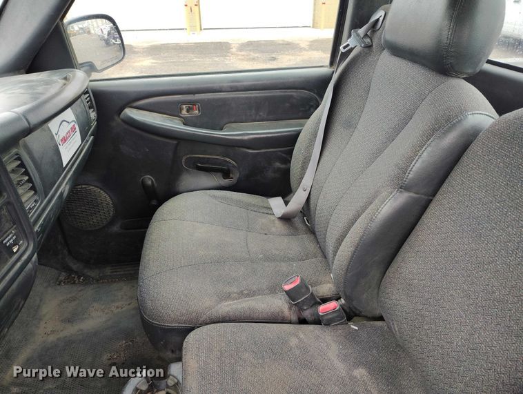 image for item ED0117 2001 Chevrolet Silverado 1500 pickup truck