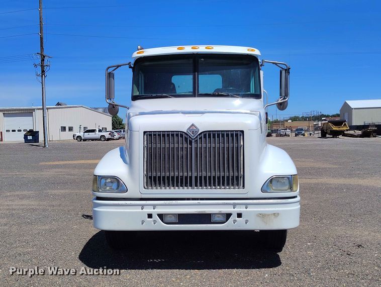 image for item ED0126 2002 International 9200i semi truck