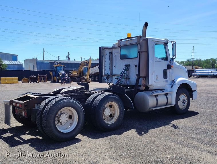 image for item ED0126 2002 International 9200i semi truck
