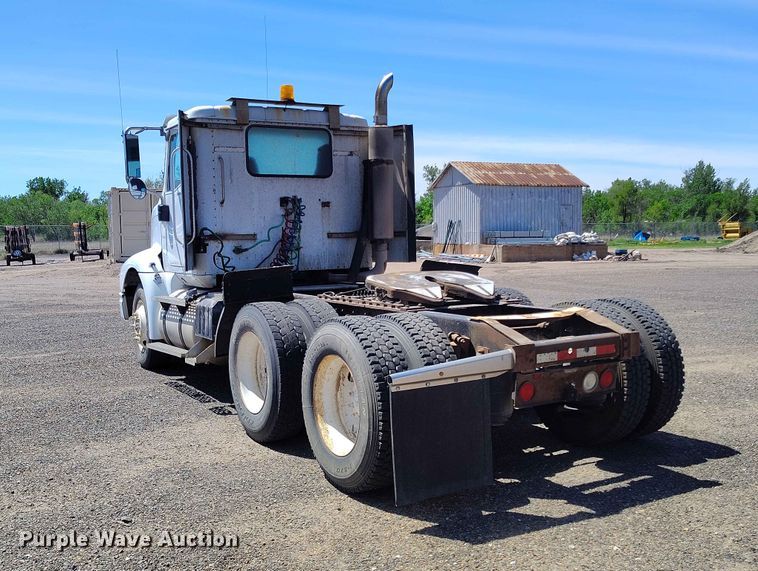 image for item ED0126 2002 International 9200i semi truck