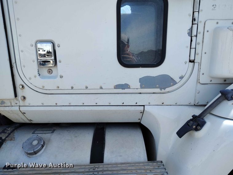 image for item ED0126 2002 International 9200i semi truck