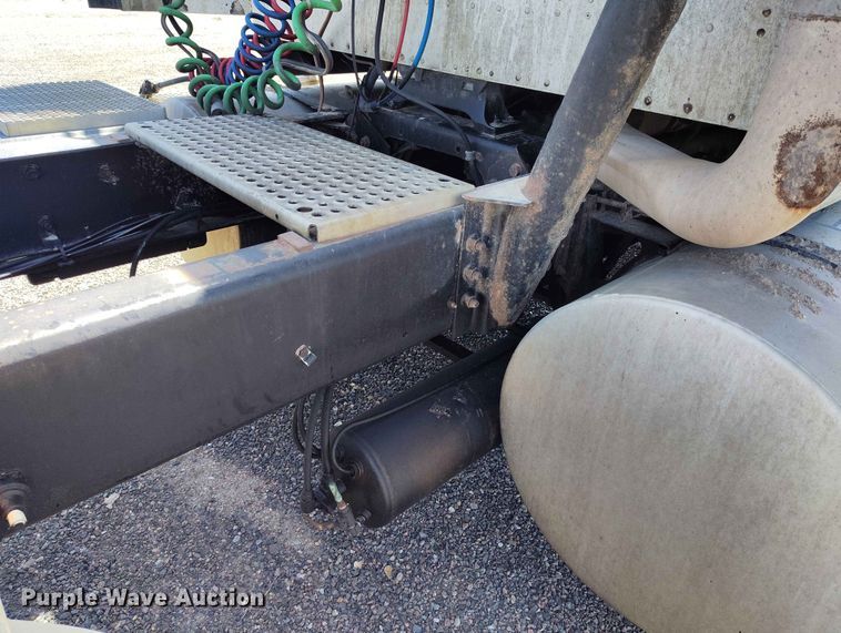 image for item ED0126 2002 International 9200i semi truck